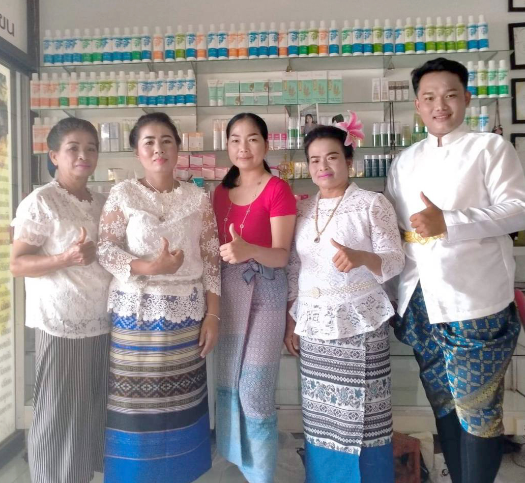 บริษัทฯ ร่วมสนับสนุนมอบรองพื้นให้กับคุณสุกัญญา อู่ตุ้ม แต่งหน้านางรำในงานสมโภชน์ 64 ปี อ.คีรีมาศ